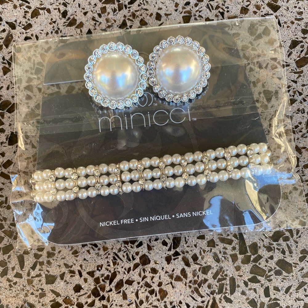 Pearl inspired bracelet and earrings.